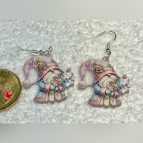 2/20🍀Adorable gnome earrings in acrylic with French wire hooks🍀 - Picture 5 of 5